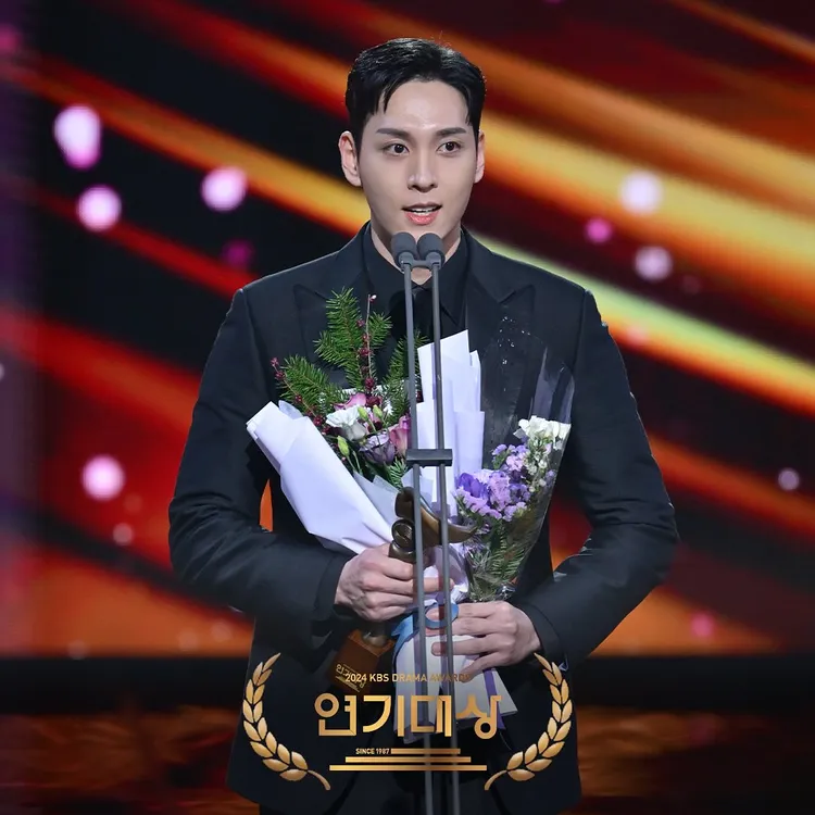 崔泰俊憑《熨斗家族》奪男配角，罕見放閃朴信惠。翻攝KBS