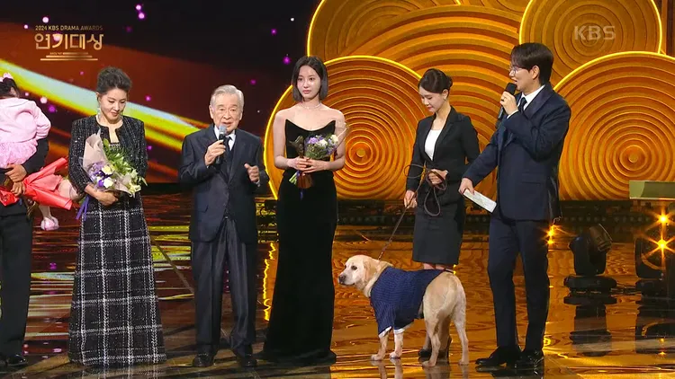 李順載（左二）與《狗之聲》妍雨、劇中警犬蘇菲獲得最佳情侶獎，成為史上首組「人狗CP」。翻攝KBS