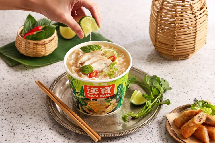 金車漢寶越式雞肉風味河粉以獨特檸檬葉香料入湯提味，熬製出清爽且甘甜鮮香的多層次湯頭(圖片僅供參考，實際內容參見實物)。業者提供