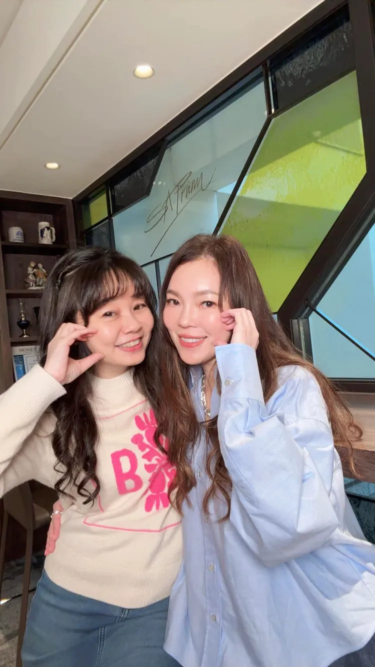 時尚雜誌創辦人黃珏萍（左）日前分享了曾馨瑩的近況。翻攝黃珏萍IG