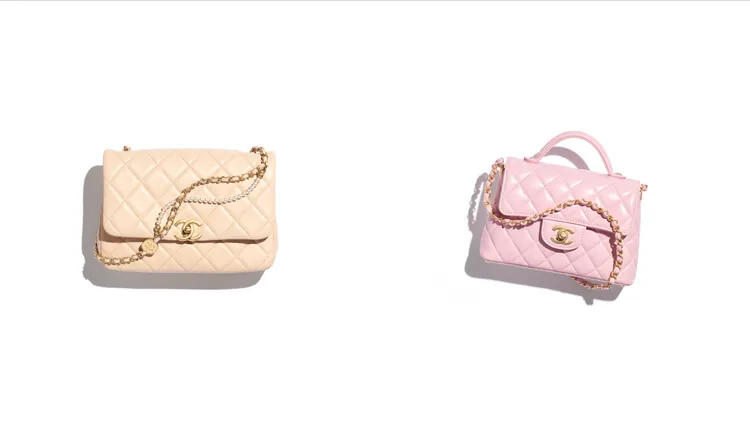 香奈兒米色菱格紋珍珠鍊帶肩背包（左圖）21萬5200元、粉色菱格紋提把肩背包（右圖）21萬1500元。品牌提供