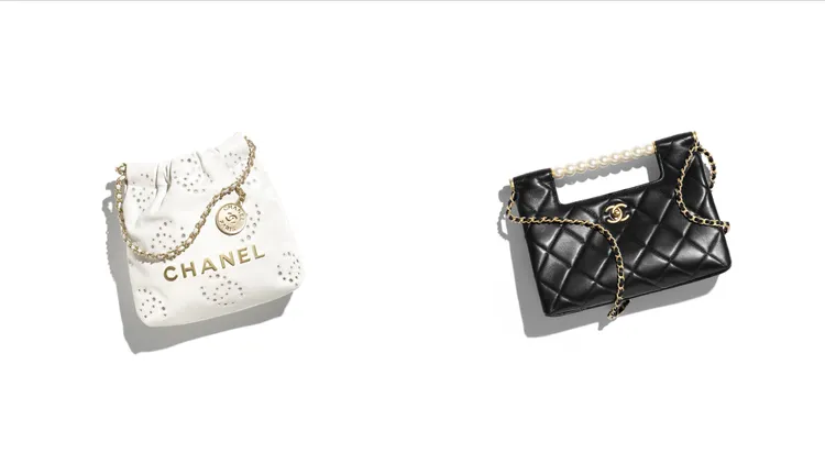 香奈兒白色鏤空雙C LOGO圖紋CHANEL 22包 小型款（左圖）20萬6000元、黑色菱格紋飾以珍珠提把肩背包（右圖）21萬5200元。品牌提供
