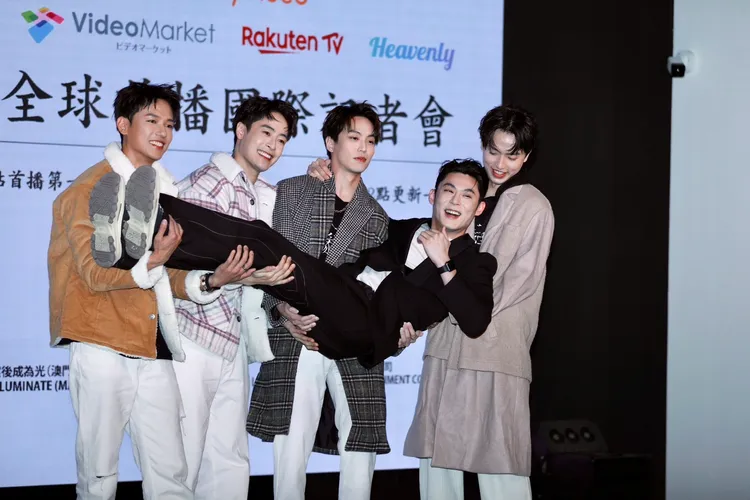 文威登（左起）、朱宇謀、徐謀俊、簡禎庭把執行製作人陳奕公主抱。達騰娛樂