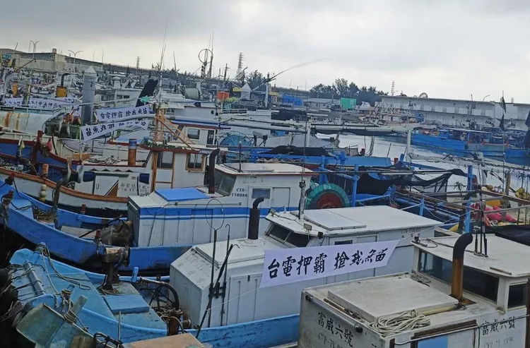 漁民掛白布條抗議。永安漁港討海人協會提供