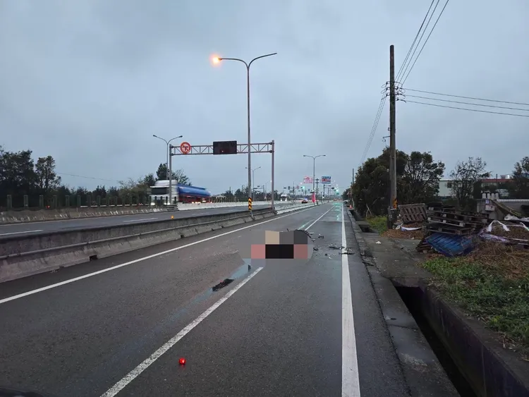 警方正調閱監視器畫面，追查涉嫌肇逃的拖板車，並釐清死者倒地後是否再遭其他車輛輾過。民眾提供