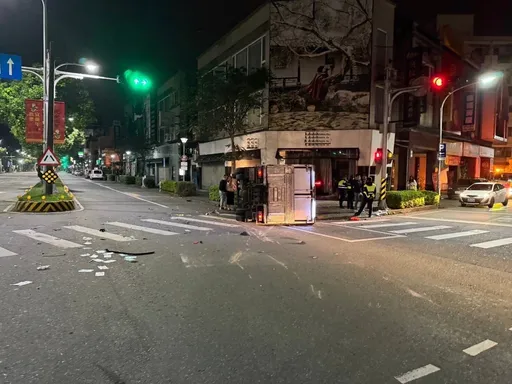 宜蘭少年無照開BMW闖紅燈撞翻小貨車再衝婚紗店 驚悚瞬間曝光