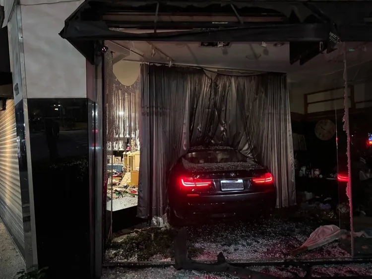 BMW撞上下貨車後又接著衝進路邊婚紗店，所幸未波及無辜民眾。翻攝照片