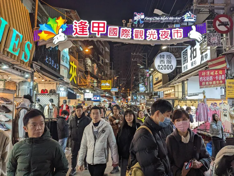 過年逛夜市也是不錯的選擇。市府提供