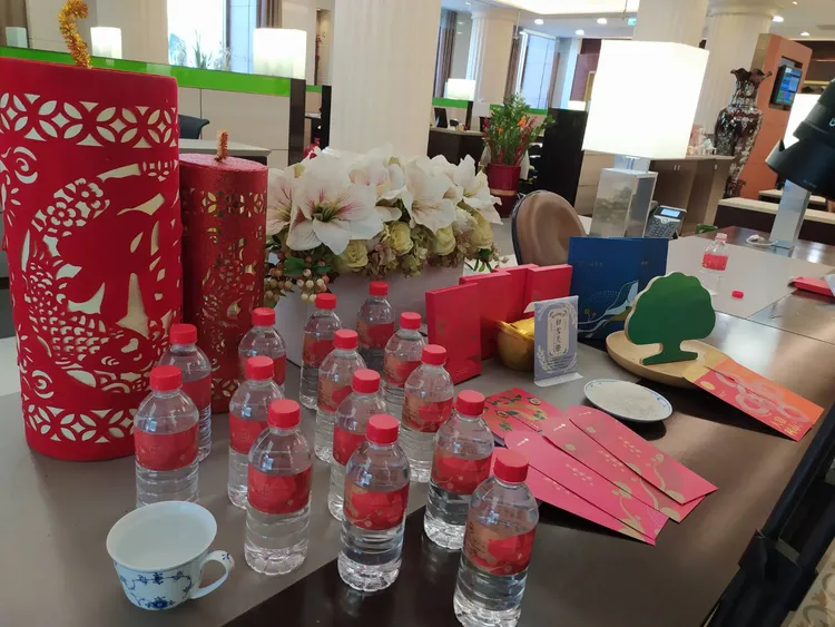 國泰金控今年以傳統生肖圖騰為創意來源，結合充滿現代美學繽紛色彩，推出限量蛇年招財金、發財水、發財米、紅包袋、精裝日誌等系列新春贈禮。許麗珍攝