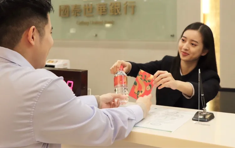 農曆春節前夕為了添好運及福氣，不少民眾會向銀行索取招財金、 發財水等招財小物增添新年財運。國泰金控提供
