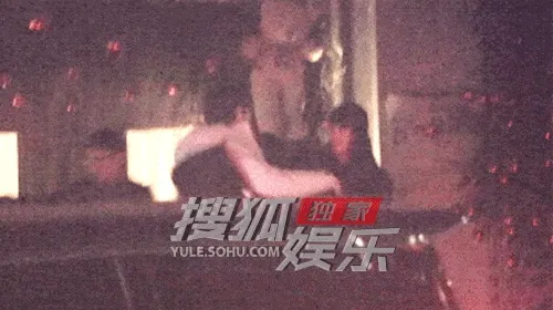 劉亦菲抱住王力宏還拍了拍他。翻攝搜狐娛樂微博
