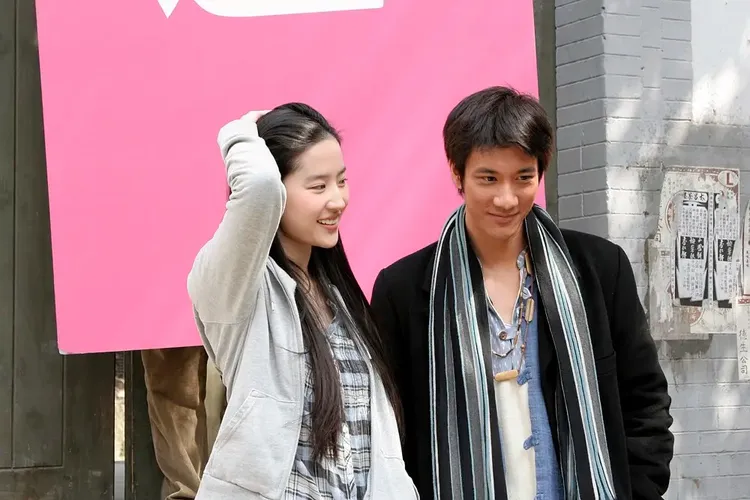 王力宏（右）2010年推出導演處女作《戀愛通告》，邀請劉亦菲當女主角。翻攝豆瓣