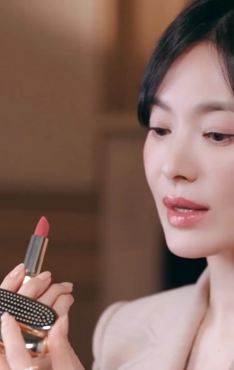 正式影片中宋慧喬亮出美臉。翻攝品牌影片