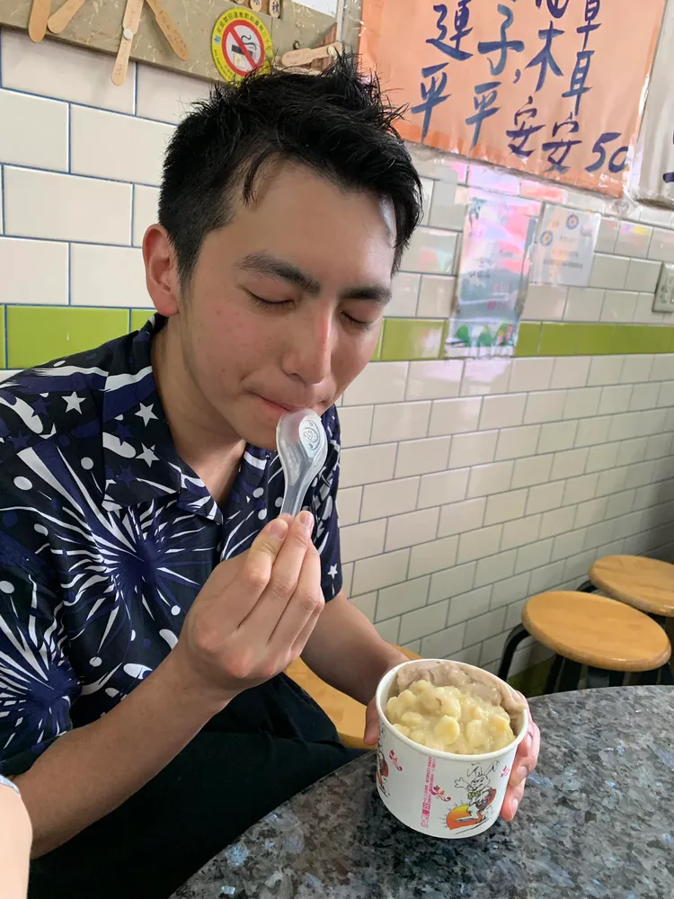 鄭家純首次公開Akira正面模樣。翻攝鄭家純臉書