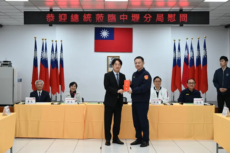 賴清德贈加菜金，右為中壢警分局長林鼎泰。中壢警分局提供