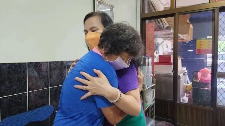 鹹粥嬤擔心孫子的安危，去年5月向縣議員賴清美求助，賴清美抱著她不斷安慰。賴清美提供