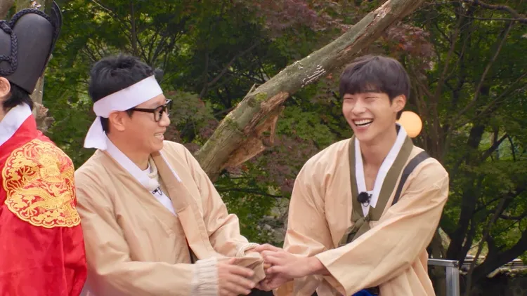 遊戲中禹棹奐和池錫辰達成同盟協議，這讓池錫辰相當開心。中天綜合台提供