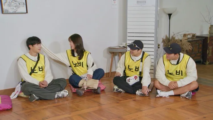 池睿恩聽信哈哈的話，用衣袖幫忙禹棹奐（左）擦汗，想增加好感度。中天綜合台提供