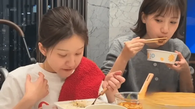 趙露思咀嚼和吞嚥也有障礙。翻攝魏笑小紅書