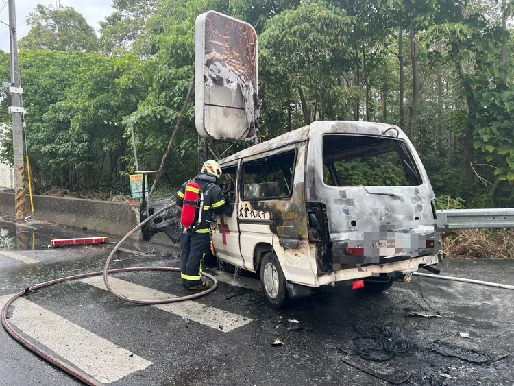 消防人員射水撲滅火勢。民眾提供