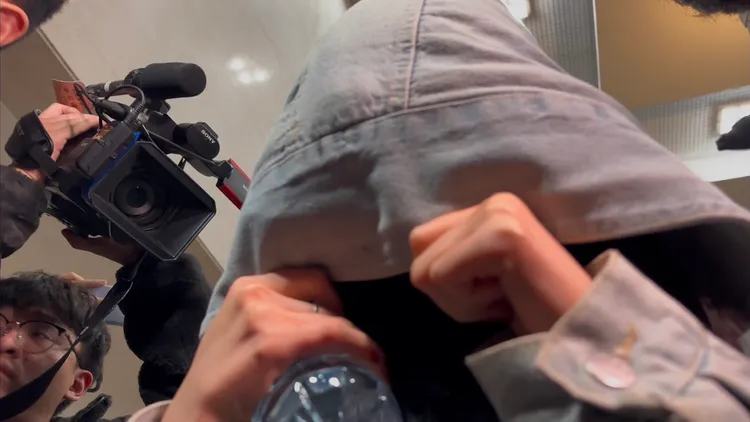 李威妻子簡女全身包地密不透風，完全看不到他的長相。特勤中心攝