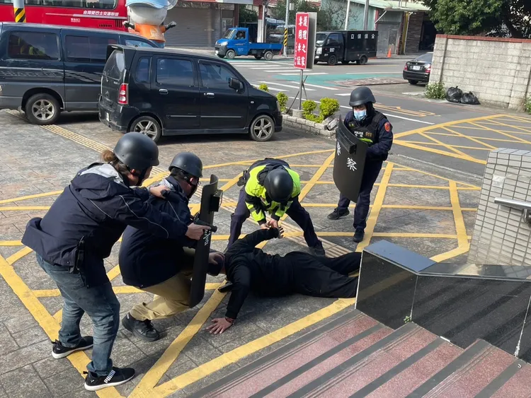大溪分局防搶演練。大溪警分局提供