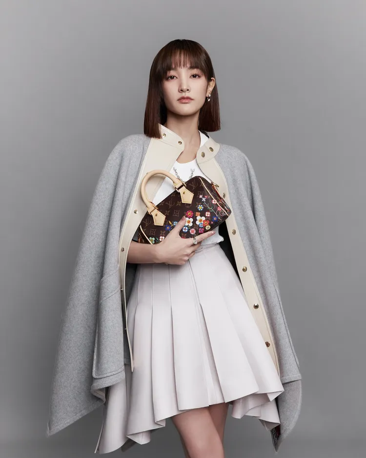 王淨手拿品牌最新與村上隆的聯名系列手袋。品牌提供