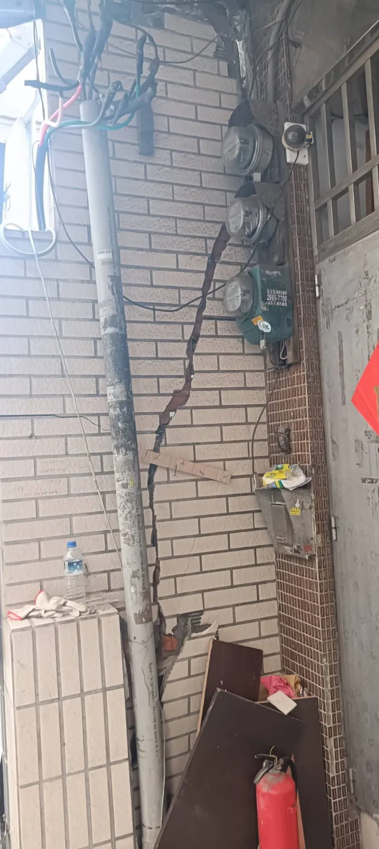 房屋內牆壁與地板多處出現龜裂。邱婷蔚提供