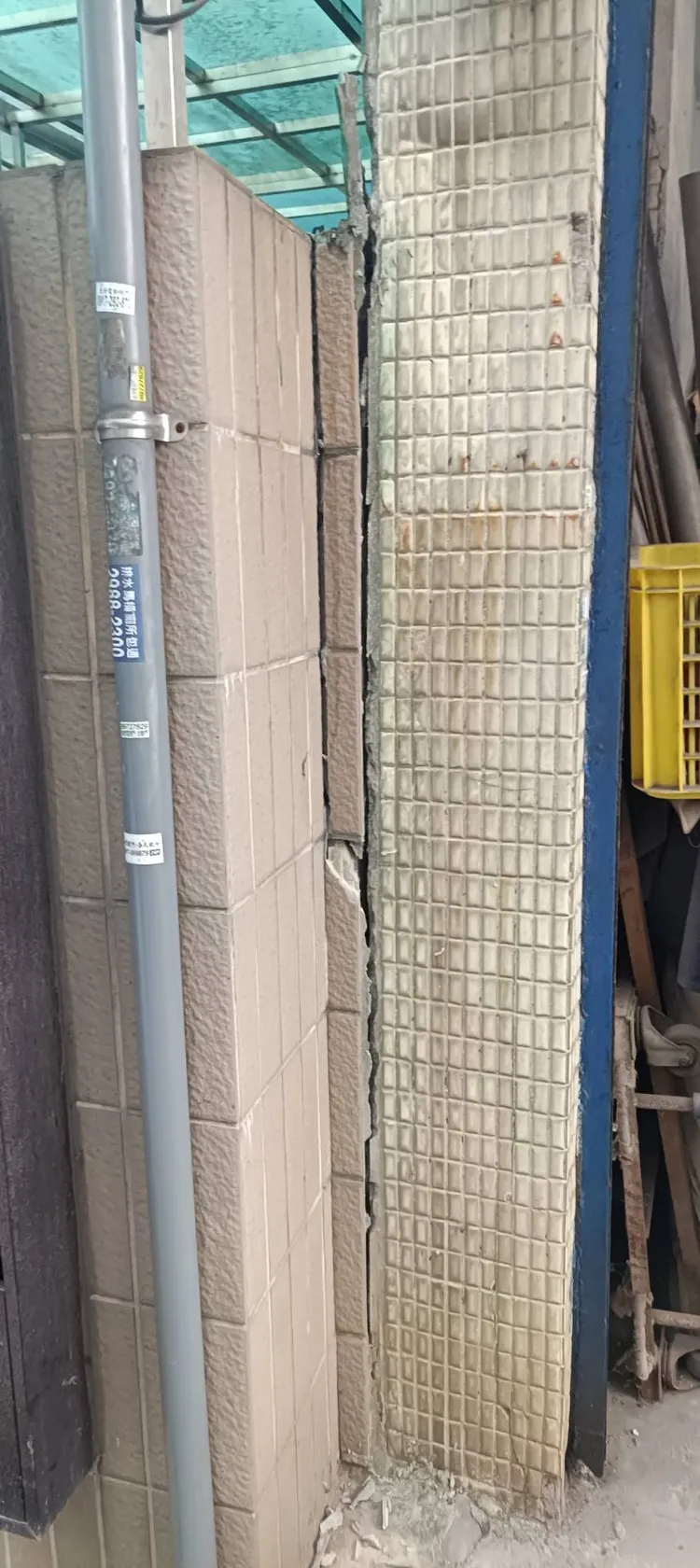 受害房屋內牆壁與地板多處出現龜裂。邱婷蔚提供