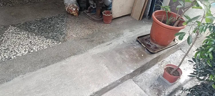 受害房屋內牆壁與地板多處出現龜裂。邱婷蔚提供