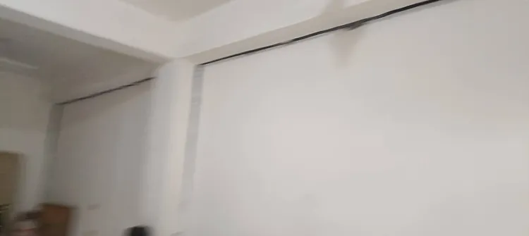 受害房屋內牆壁與地板多處出現龜裂。邱婷蔚提供