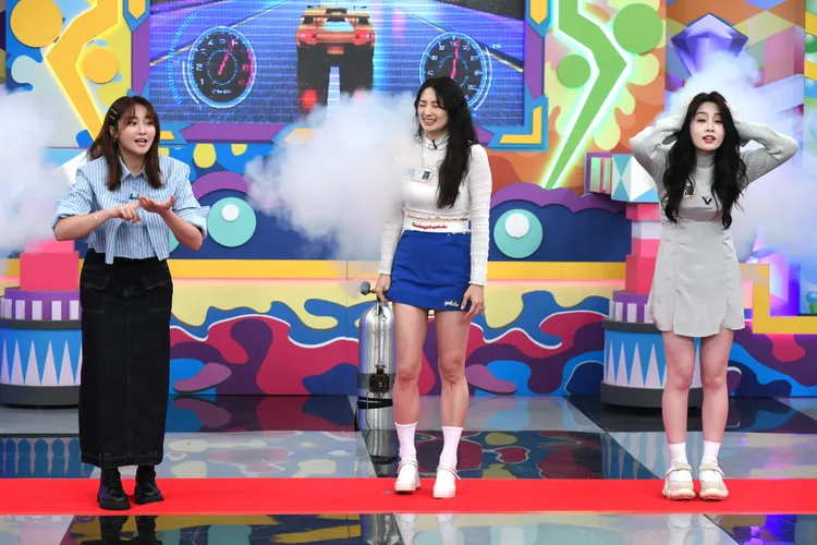 若潼（右）意外成為遊戲黑洞，左為張文綺。華視提供