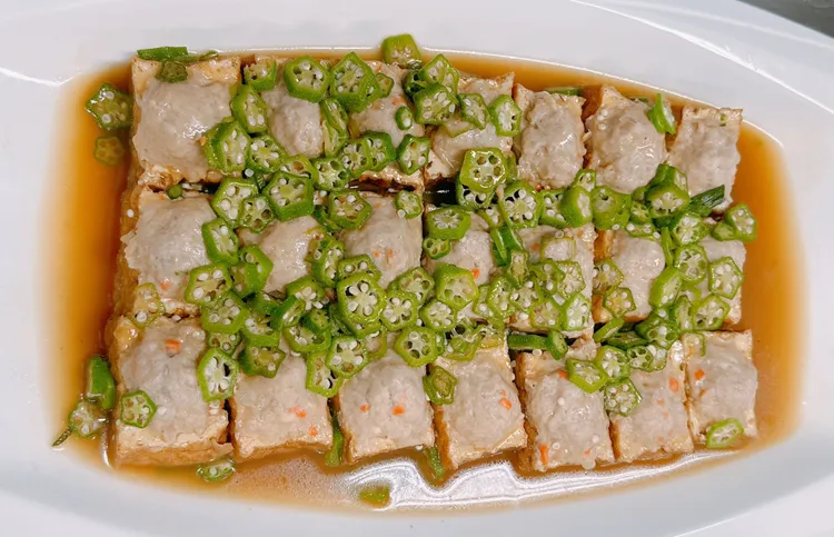 社區營養推廣中心邀請萬豪酒店主廚示範之莧菜地瓜里肌繡球和秋葵山藥里肌釀豆腐。翻攝畫面