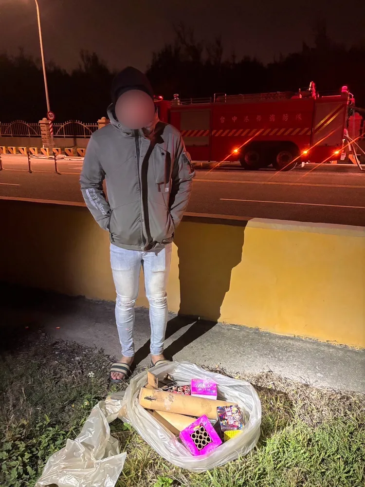 游姓男子跨年夜放煙火不慎引燃台中港防風林，被依公共危險等3罪移送法辦。民眾提供