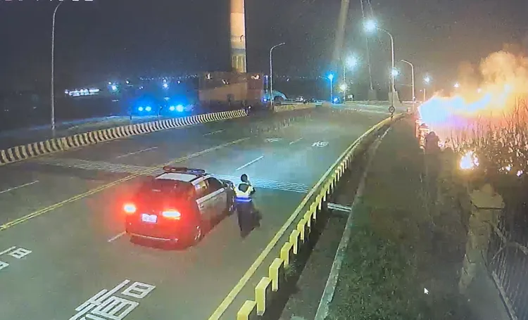 台中港區環港北路風車大道跨年夜防風林火警，警方追查發現是有人施放跨年煙火釀災。民眾提供