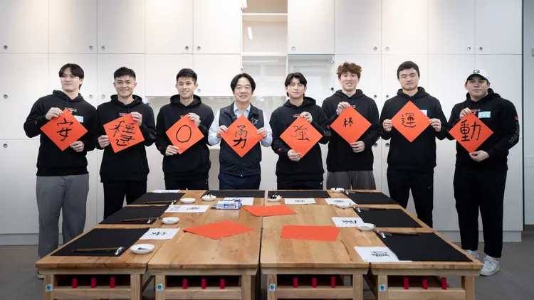 賴清德也揪球員們一同揮毫寫春聯。總統府提供