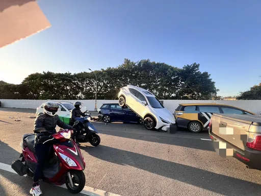 5車連環撞!LEXUS被鏟起如疊羅漢畫面曝 禍首是最後這台車