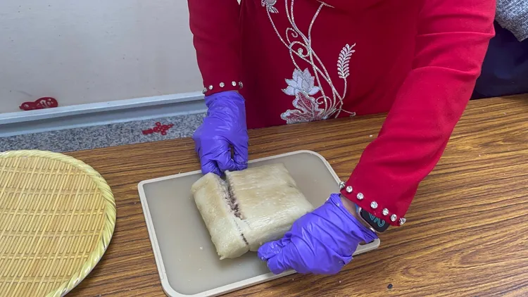 越南吃粽子是用繩子切的。張沛森攝