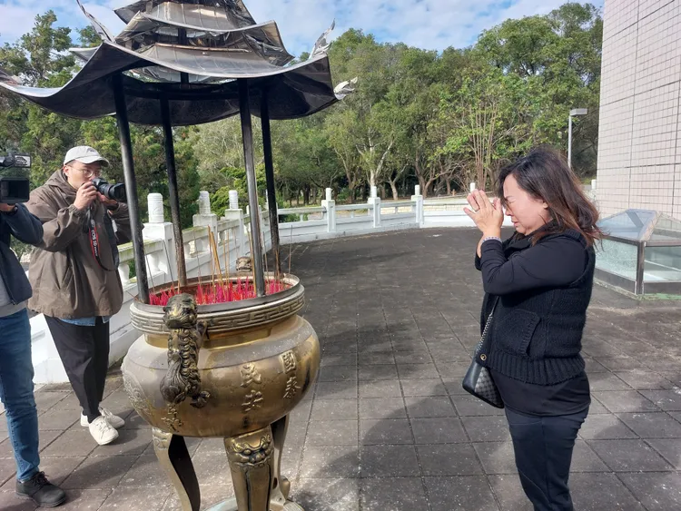 鄭母到軍人公墓為兒子上香。凃建豐攝