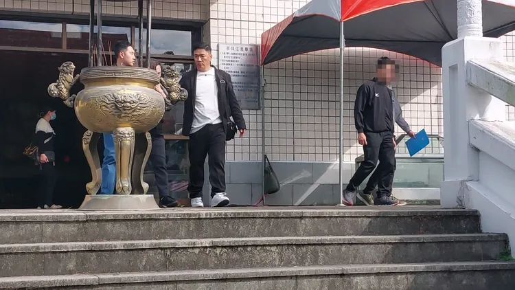 江姓連長(右)今日下午終於現身高雄軍人忠靈祠，在鄭姓中尉排長靈位前上香致意。凃建豐攝