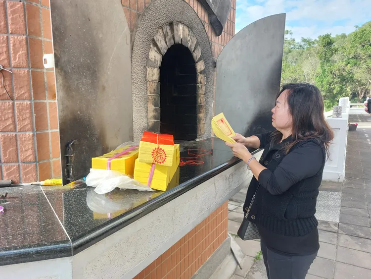 鄭母到軍人公墓為兒子上香。凃建豐攝