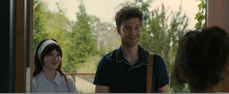 《完美伴侶》出席朋友聚會前異常緊張。華納兄弟提供