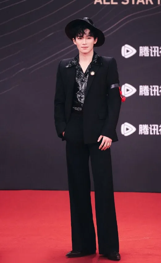 王星越以帽子造型走紅毯。翻攝橙柚淇桉cy微博