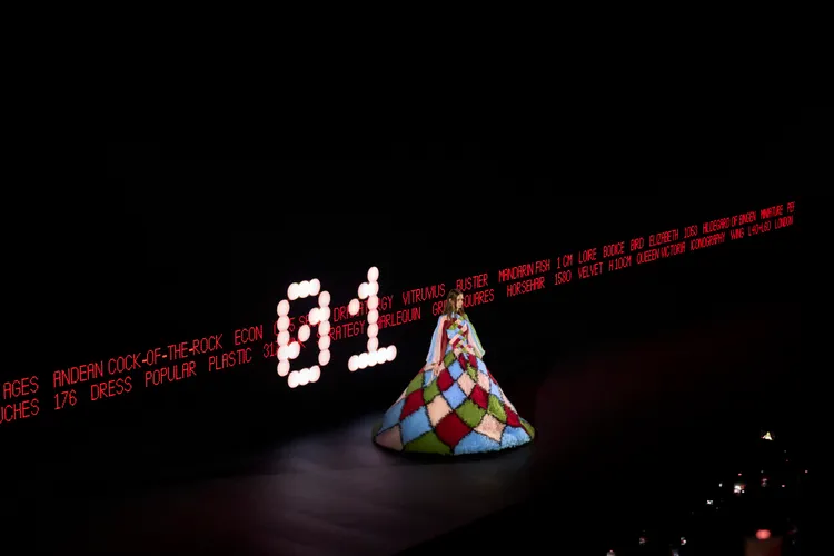 秀場以跑馬燈作為背景，後方不斷跑動的文字是高訂系列的靈感文字記錄。品牌提供