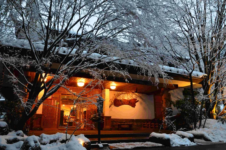 熊本縣「南小國」位於阿蘇群山中，當地的黑川溫泉為鈉氯化物硫酸鹽泉，泉溫高達近百度，被譽為「藥師之湯」。業者提供