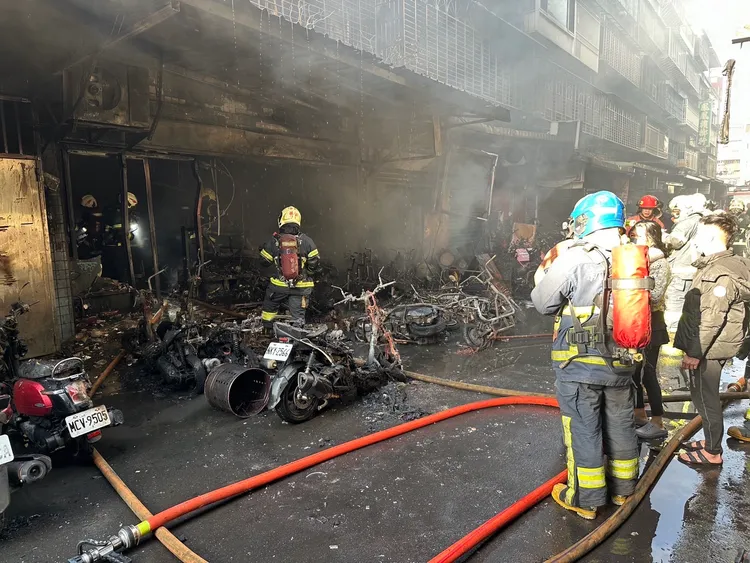 新北新莊一間機車行今早發生火警，40多輛機車及電動腳踏車全付之一炬。新北市消防局提供