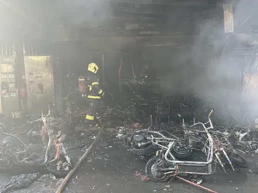 大年初一火警! 新北新莊機車行40多輛機車、電動腳踏車燒光光