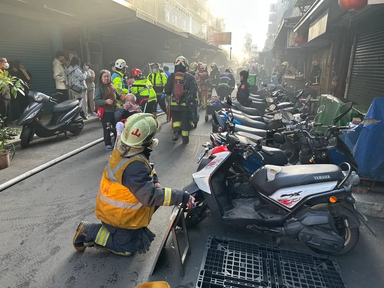 新北新莊一間機車行今早發生火警，40多輛機車及電動腳踏車全付之一炬。新北市消防局提供