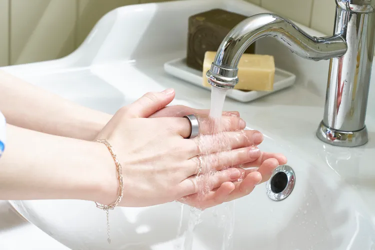 Galaxy Ring邊框採用堅韌鈦金屬外框，得以抵抗日常磨損，並具備IP68防塵防水等級、10 ATM防水效能。三星提供