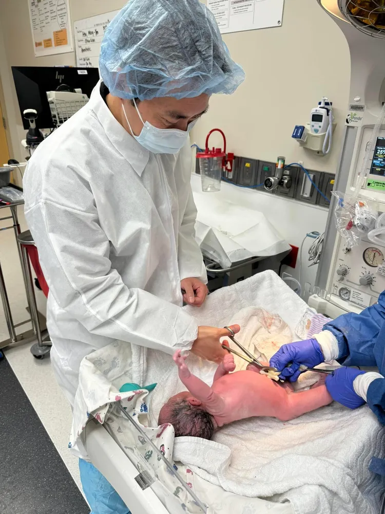 御姊愛老公幫寶寶剪臍帶。翻攝御姊愛臉書